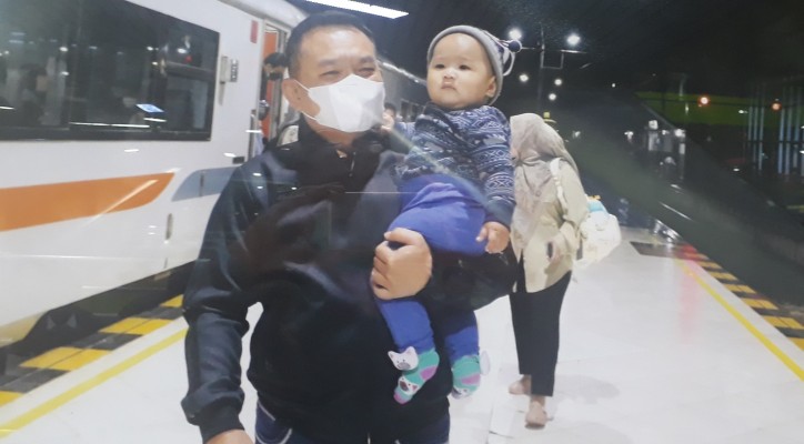  Ada Foto KSAD Dudung Abdurachnan Gendong Anak Kecil di Stasiun Gambir 