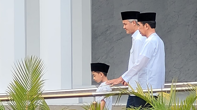 Jumatan Bareng di Masjid Sheikh Zayed Solo, Ganjar dan Jokowi Kompak