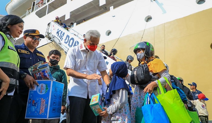 Ganjar Sambut Ribuan Pemudik Gratis di Pelabuhan Tanjung Emas Semarang