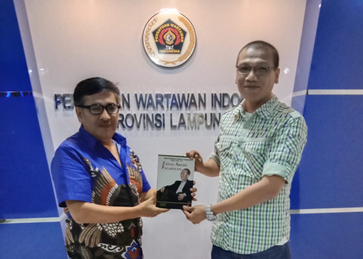 Ngobrol Santai Saat Menjelang Senja,  Ketua PWI Lampung Prihatin Banyak Wartawan Tak Hapal Mars PWI 