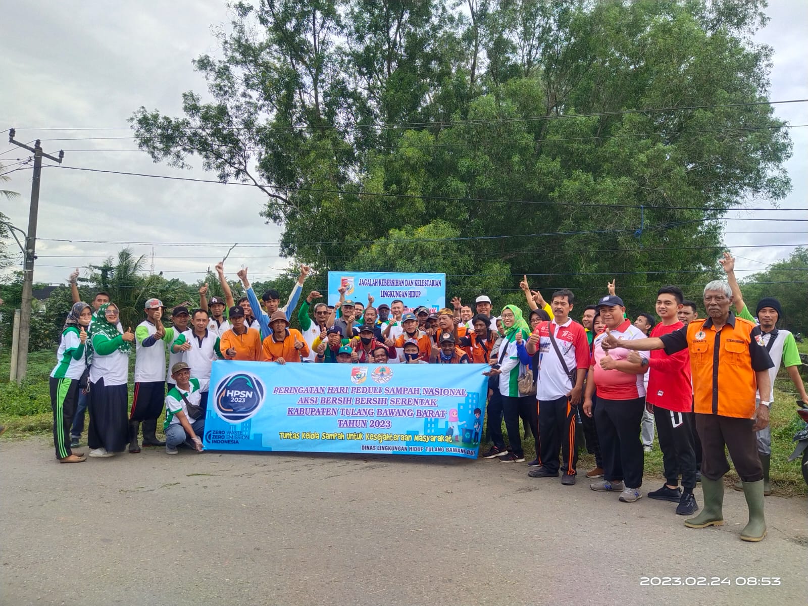 Memperingati HPSN, DLH Tubaba Bersama Masyarakat Pulung Kencana bersihkan Irigasi
