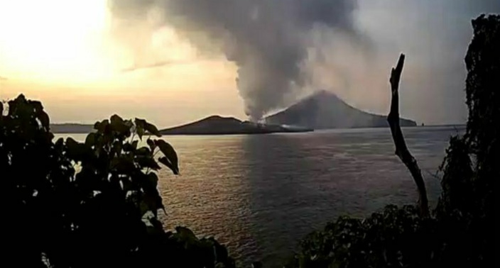Gunung Anak Krakatau Keluarkan Asap Tipis-Tipis Setinggi 200 Meter