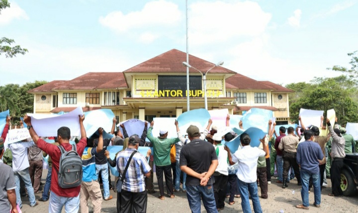 Laskar Lampung Aksi Bersama Ormas Lain di Depan Kantor Bupati Lamtim