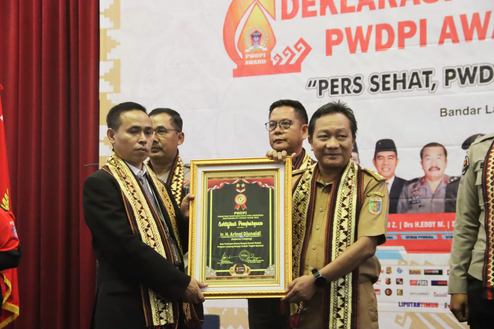 Gubernur Arinal Menerima Anugerah PWDPI Award Kategori Duta Pemimpin Sukses Bangun Daerah