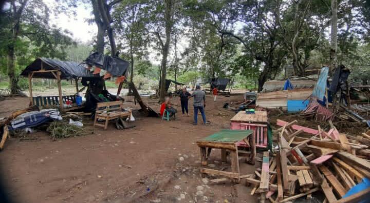 Mohon Bantuan, 60 Warung Kali Brojong Porak Poranda Dihajar Banjir