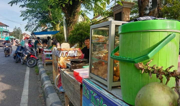 Hari Pertama Puasa, Pedagang Takjil Ramai Pembeli di Jl. Imam Bonjol
