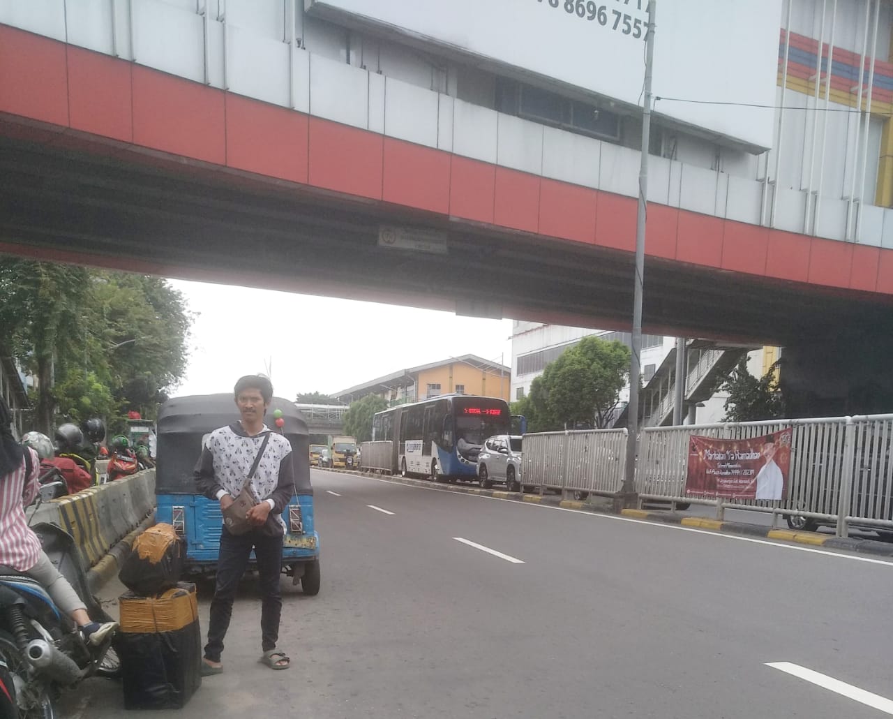 Kendaraan Pada Ngebut, Pejalan Kaki Nekat Nyebrang Pagar Jalur Busway Bolong-bolong