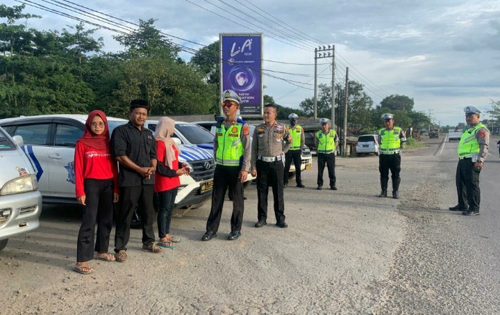 Sat Lantas Polres Mesuji Bersama Ormas Bagikan 700 Takjil dekat Pintu Tol Simpang Pematang