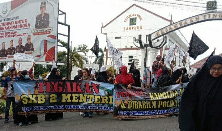 Ratusan Anggota Ormas Aksi Tuntut Pembebasan Ketua RT ke Kejati
