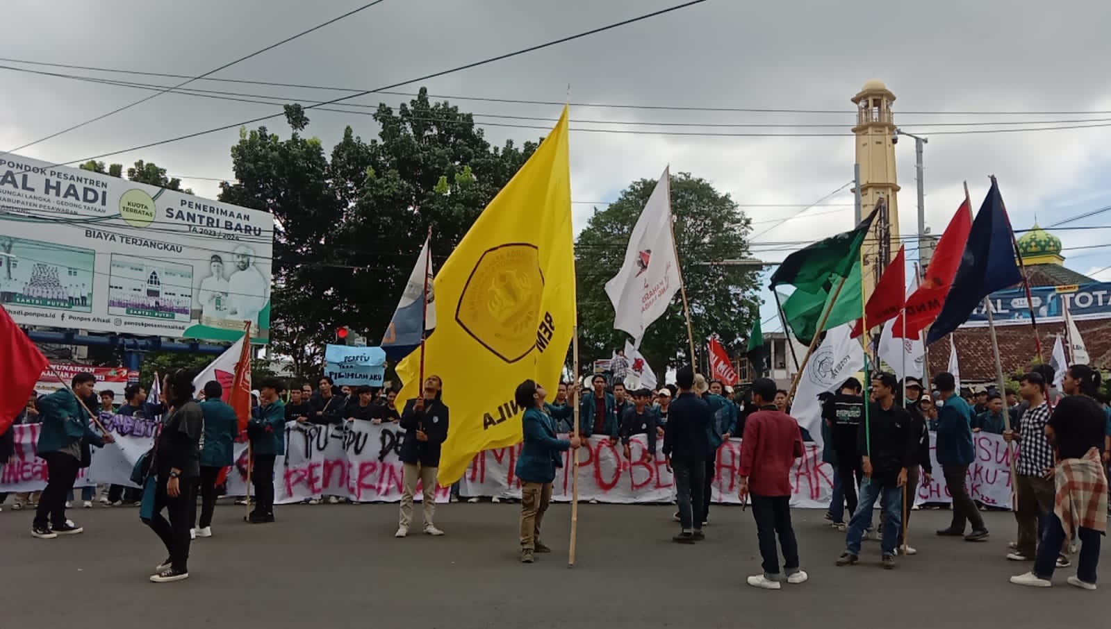 Seribuan Mahasiswa Aksi Tuntut Pencabutan UU Cipta Kerja ke DPRD Lampung