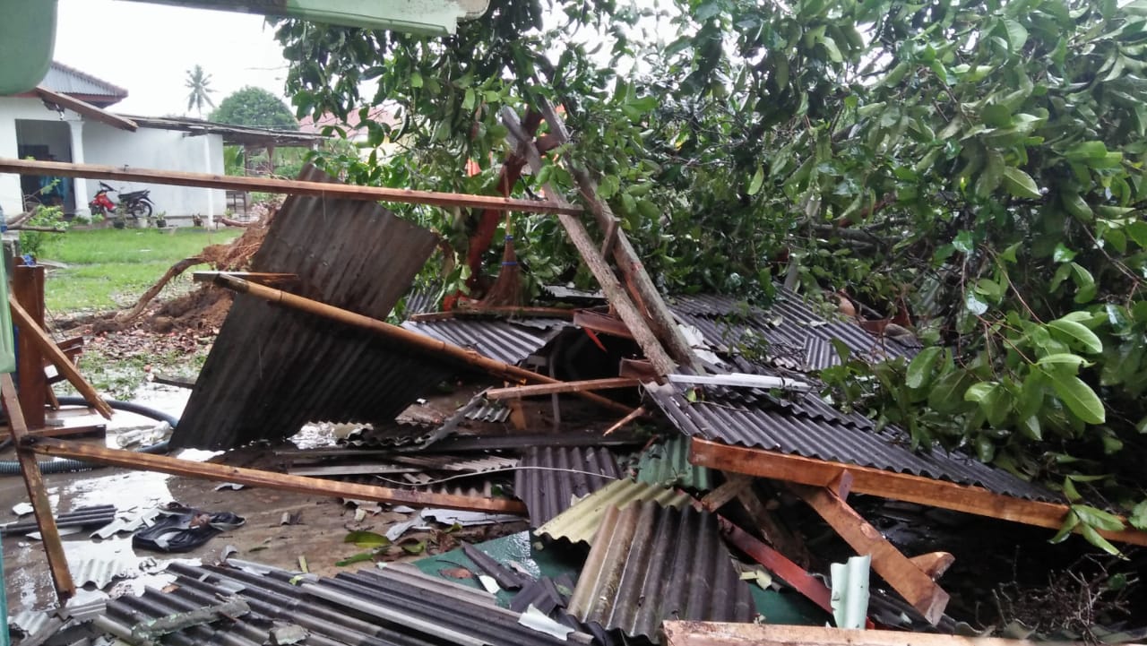 Angin Puting Beliung Hajar Puluhan Rumah di Lampung Tengah