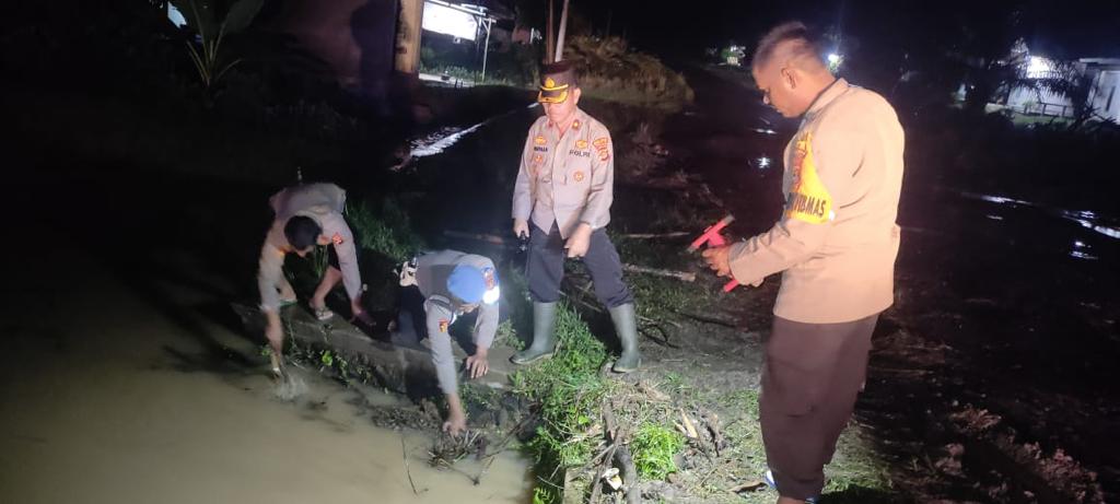 Ciptakan Rasa Aman dan Nyaman, Polsek Simpang Pematang Melakukan Patroli di Desa Rawan Banjir