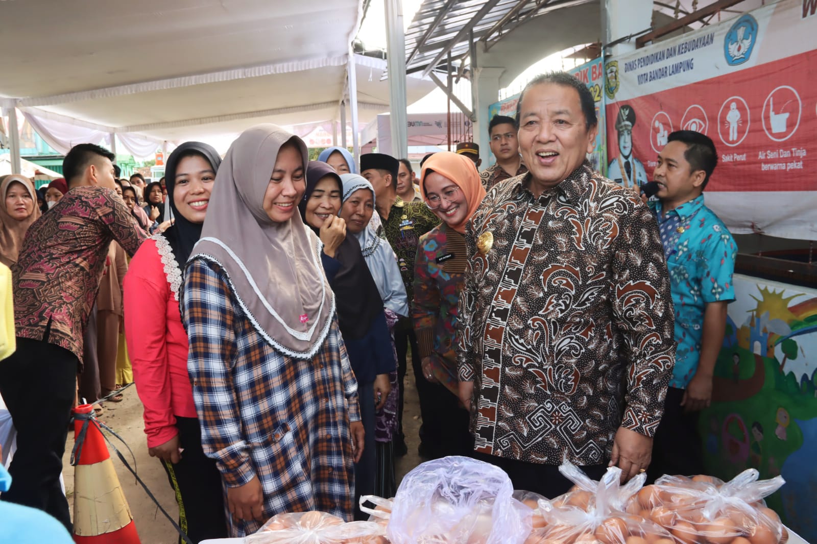 Gubernur Arinal Tinjau Pasar Murah Bersubsidi di Kelurahan Sukarame II Teluk Betung Barat