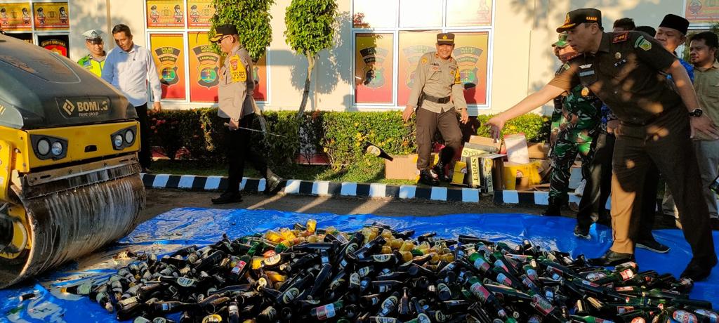 Polres Mesuji Musnahkan Ratusan Botol Minuman Keras Hasil Operasi Cempaka 2023