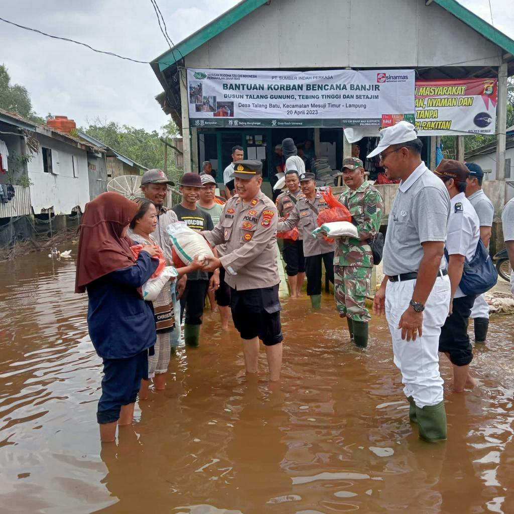 Polsek Mesuji Timur dan Pt SIP Berikan Bantuan Kepada Korban Banjir di Desa Talang Batu