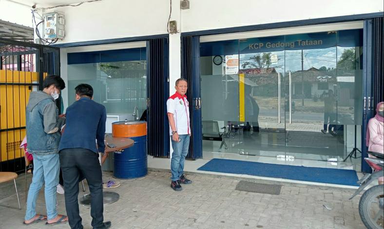 Jam Istirahat, Nasabah Bank Mandiri Gedongtataan Harus Tunggu di Luar Kantor