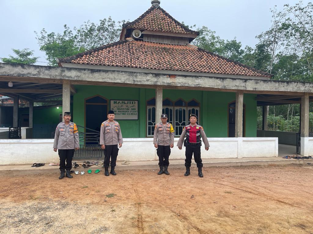Polsek Mesuji Timur Berikan Pengamanan di Tiga Masjid yang Melaksanakan Solat Ied