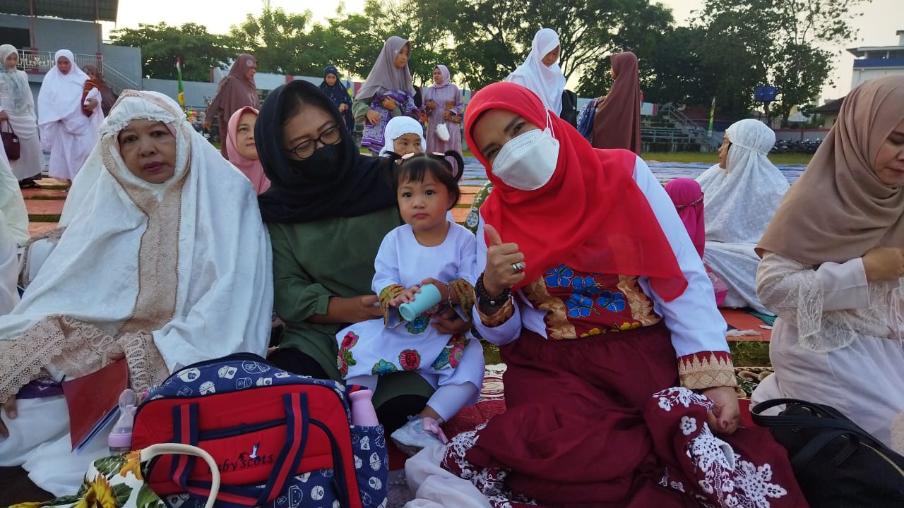 Wali Kota Eva Dwiana Salat Idul Fitri Bersama Keluarga di Lapangan Waydadi
