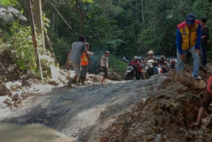 Badan Jalan Terangkat, Arus Lalulintas Liwa- Krui Macet Hingga 3 Km