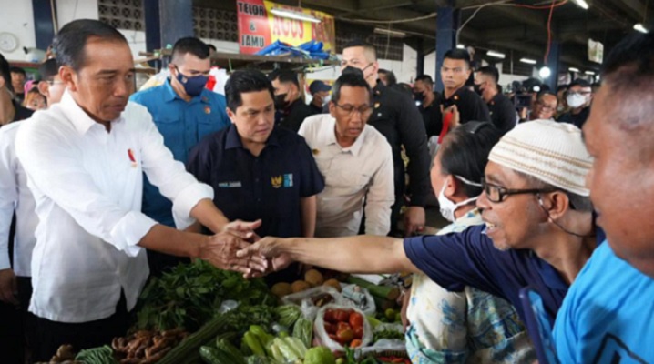 Pantau Harga Sembako, Jokowi Tinjau Pasar Pal Depok dan Pasar Minggu