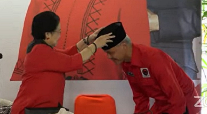 Megawati Berikan Kopiah Kepada Ganjar Pronowo Usai Ditetapkan jadi Capres dari PDIP