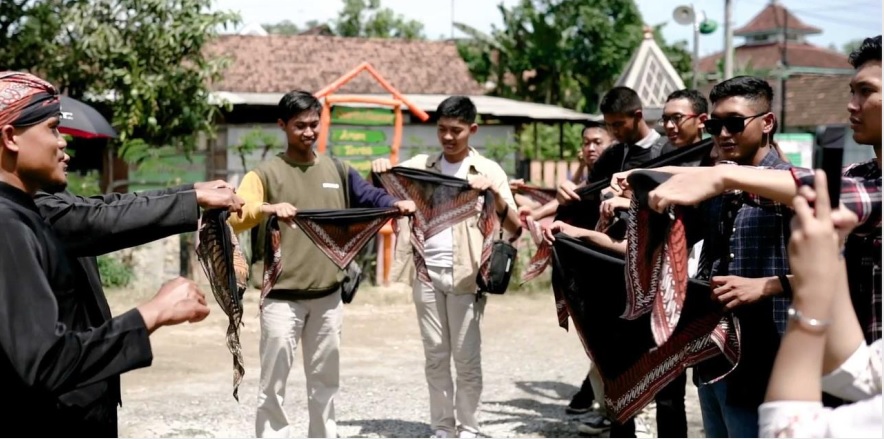 Serunya Belajar Pakai Udeng dan Membatik di Kampung Samin Desa Wisata Sambongrejo