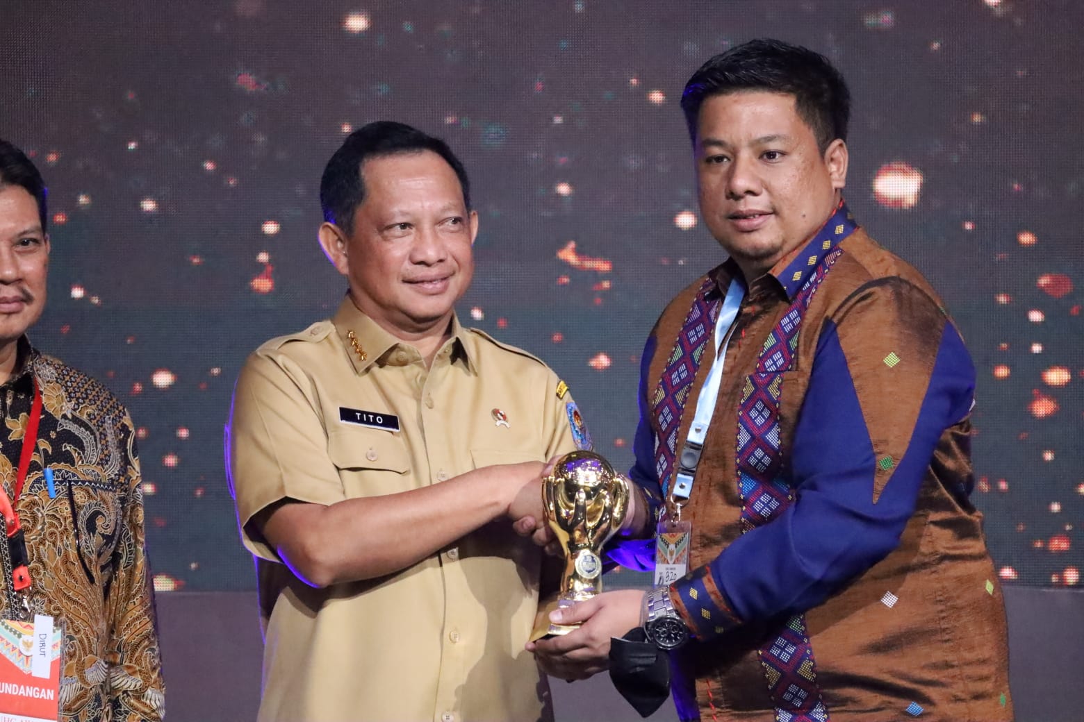 Bupati Samosir Dapat Penghargaan UHC Award dari Wapres 