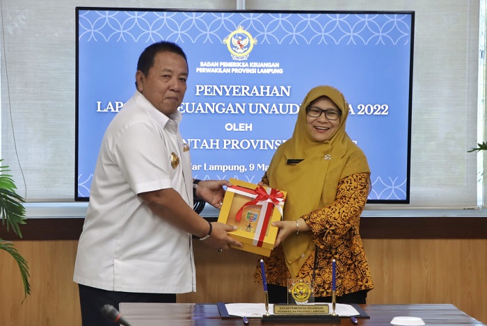 Gubernur Arinal Djunaidi Serahkan Laporan Keuangan Unaudited TA. 2022 kepada BPK Perwakilan Lampung