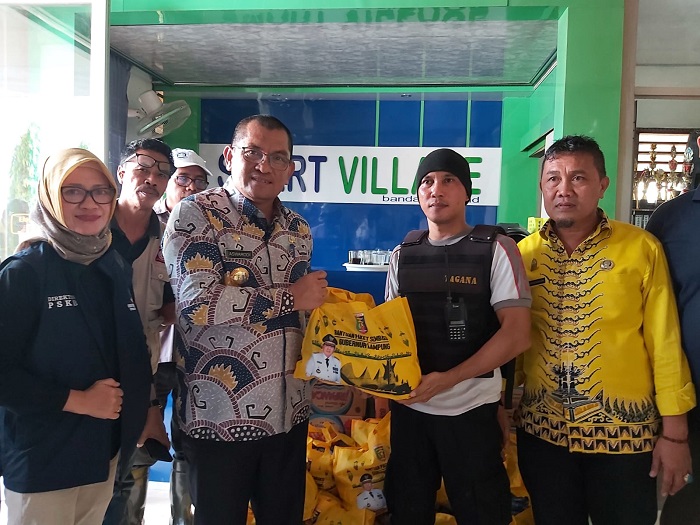 Kadis Sosial Aswarodi Sampaikan Bantuan Gubernur Lampung untuk Korban Banjir di Lampung Tengah dan Lampung Utara