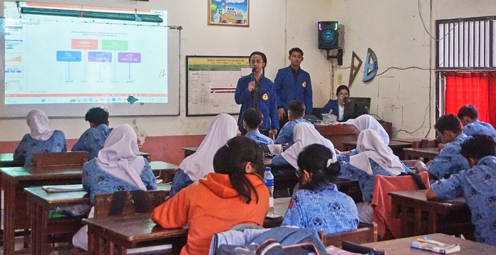 Mahasiswa Ilkom USM Ajarkan Cara Membuat Konten YouTube di SMA Negeri 10 Semarang