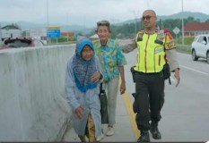Sepasang Lansia Jalan Kaki Telusuri Jalan Tol Rindu Lebaran dengan Anak-Cucu