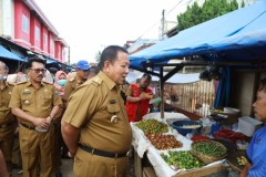 Gubernur Arinal Tinjau Pasar Natar, Pastikan Ketersediaan dan Stabilitas Harga Bahan Pokok Pasca Hari Raya Idul Fitri