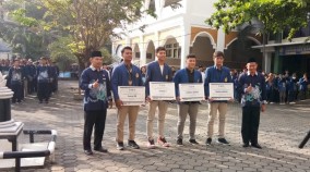 Rektor USM Berikan Penghargaan kepada Mahasiswa Berprestasi di Bidang Olahraga
