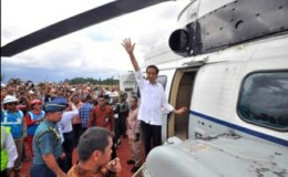 Jokowi Naik Helikopter dari PKOR Wayhalim Tengok Jalan Jelek di Lamteng