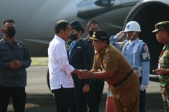 Dengan 2 Tangan dan Menunduk, Arinal Sambut Jokowi Tengok Buruknya Infrastruktur Lampung