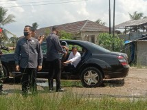 Kebawelan Bima Terbukti, Mobil RI 1 Nyangkut di Kota Baru, Lampung