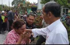 Sejam Presiden Menyibak Kerumunan Warga di Simpang Randu