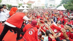 Disambut Ribuan Warga Surabaya, Ganjar Siap Bantu Pasarkan Produk UMKM Lewat IG