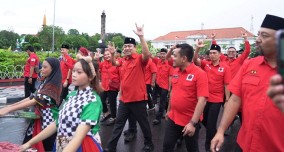 Daftar Ke KPU, Kader PDI Perjuangan Kota Semarang Lakukan Long March Kirab Budaya