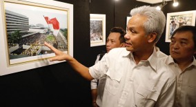 Saksikan Pameran Foto Reformasi, Ganjar Kenang Selamatkan Wartawan Inggis Tertembak di Trisakti