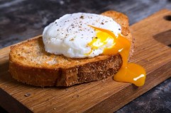 Manfaat dan Bahaya konsumsi Telur Setengah Matang