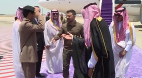 Tonggak Bersejarah, Presiden Zelensky Tiba di Arab Saudi untuk Hadiri KTT Liga Arab