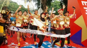  Ganjar dan Istri Kompak Masuk Finish Bareng di Friendship Run Jakarta, Ajak Runners Ramaikan Borobudur Marathon 2023