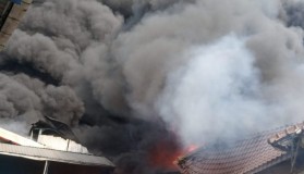 Angin Kencang dan Cuaca Panas, Pabrik Plastik di Kosambi Tangerang Hangus Terbakar 