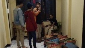 30 Penjudi Sabung Ayam Kocar Kacir Digerebek Polisi, Ada yang Kejeblos Masuk Rumah Orang Disangka Maling