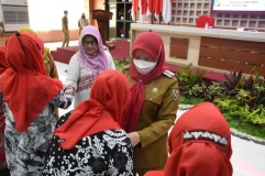 Wali Kota Bandarlampung Eva Dwiana Lantik 1.260 Relawan Sahabat Perempuan dan Anak
