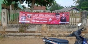 Spanduk Sosialisasi Ganjar dari Saga Terpampang di Pagar SD Negeri