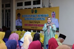 Peringati Hari Lansia Nasional, Ketua Umum LKKS Provinsi Lampung Serahkan Bantuan Sembako