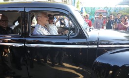 Ganjar Naiki Mobil Bersejarah Milik Fatmawati Soekarno di Bali, Ternyata Mau Ini