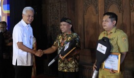 Luncurkan Samsat Budiman, Ganjar Gandeng BUMDes untuk Kemudahan Bayar Pajak